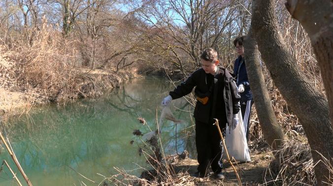 С заботой о природе: севастопольцы провели экоакцию у реки Бельбек