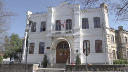 Окна школ и детских садов защитят бронеплёнкой