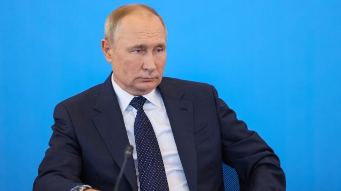 Путин подписал пакет поправок в УК РФ о военной службе