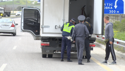 На въезде в Севастополь проверили грузовики с едой
