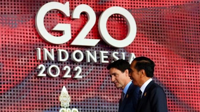Только пять представителей стран остались на групповое фото на G20