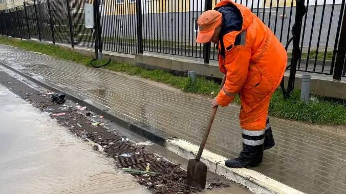 Севавтодор расчищает ливнёвки от листвы и грунта 