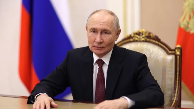 Путин поздравил выпускников с окончанием школы