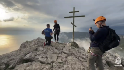 Пожарный сделал предложение на вершине горы Крыма