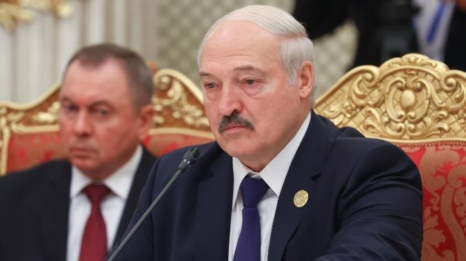 Лукашенко: Запад использует мигрантов против Беларуси как отвлекающий маневр в борьбе с РФ 