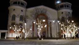 4 км гирлянд: Симферополь украшают к Новому году 