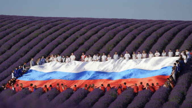 Крымская молодёжь развернула большой флаг России на лавандовом поле 