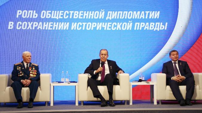 Лавров заявил о недопустимости нападок на Сталина