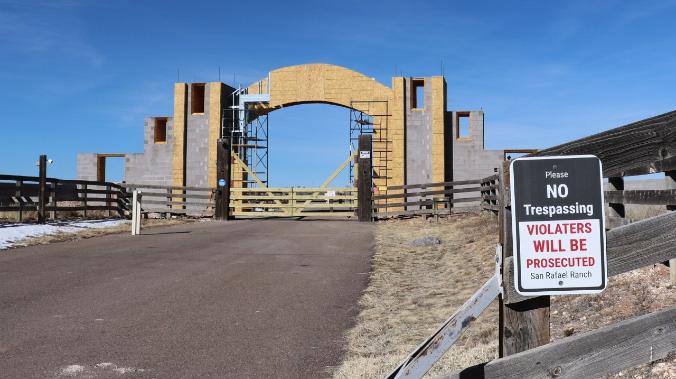 Захарова: в США не могут зайти на ранчо Эпштейна