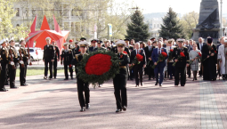 Памяти павших героев: в Севастополе в День Победы возложили цветы к Вечному огню 