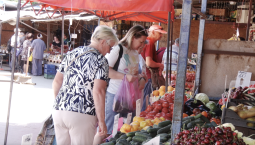 Дефицита продуктов на рынках Севастополя нет