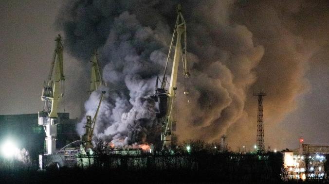 В Санкт-Петербурге двое пожарных пострадали при возгорании на верфи  