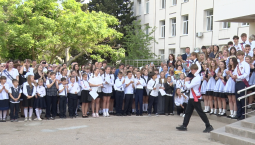 В школах Севастополя прозвучали последние звонки 