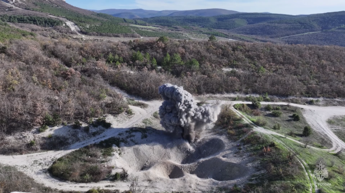 Пиротехники МЧС обезвредили в Севастополе авиабомбу времён ВОВ