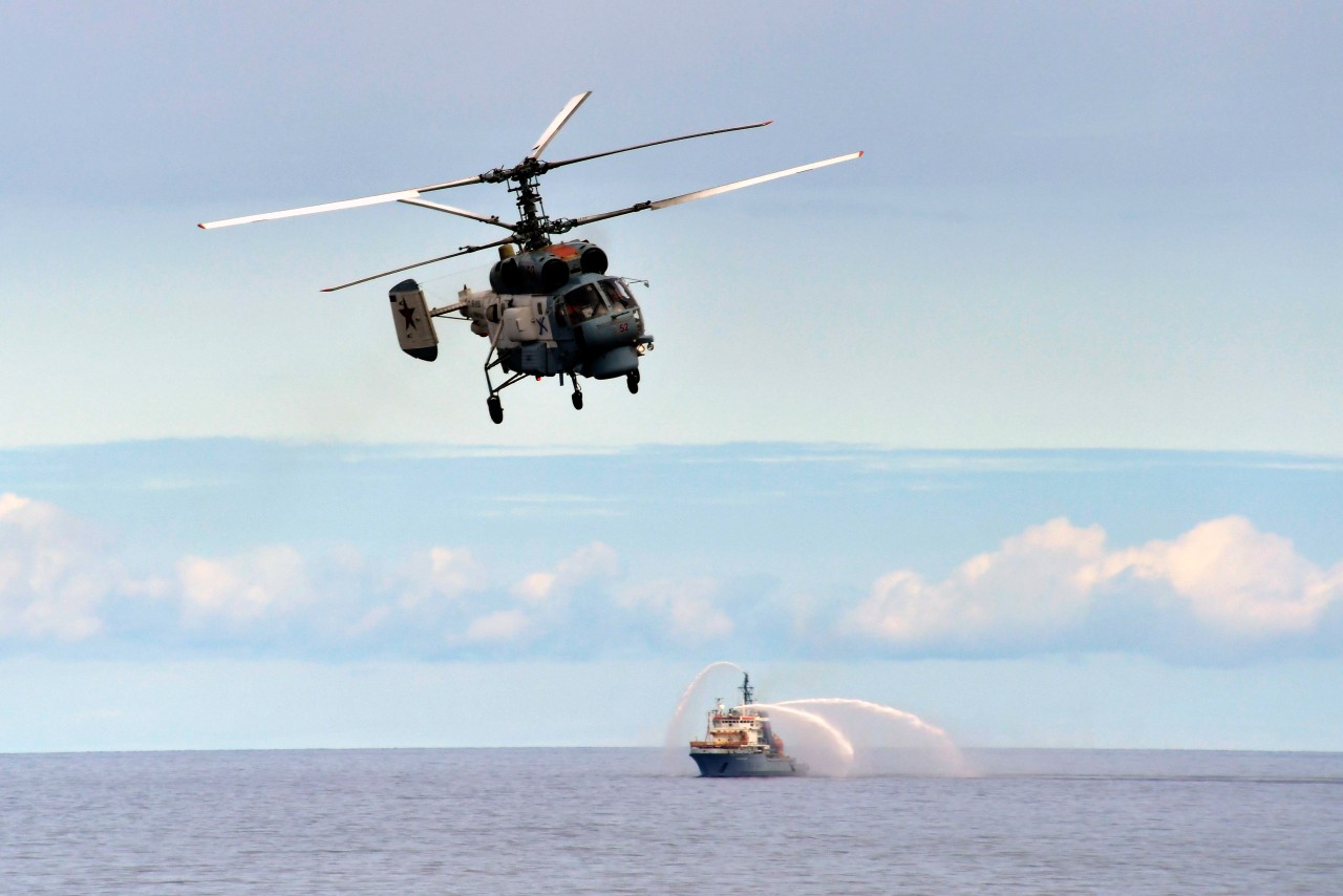 Вертолет над морем