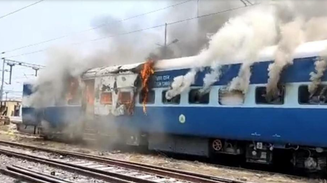 Протестующие против военной реформы в Индии начали поджигать поезда