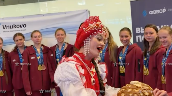 Синхронисток с караваем встретили в аэропорту Москвы