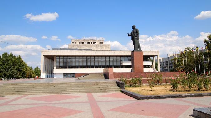 Руководитель Симферополя проверил ход ремонта площади Ленина