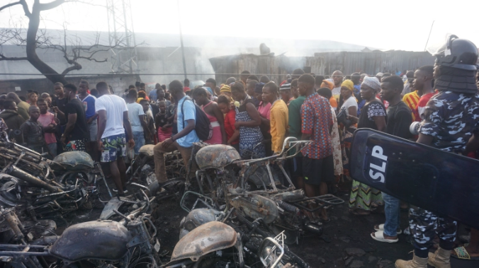 Взрыв бензовоза унес жизни более 100 человек в столице Сьерра-Леоне 