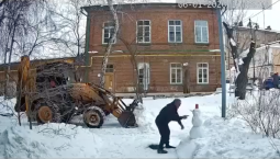 В Оренбурге уборщик снега спас снеговика