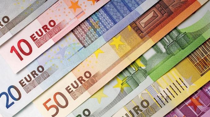 Евро на Мосбирже опустился ниже 52 рублей впервые с осени 2014 года