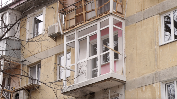 Окна в домах Севастополя после атак ВСУ заменят до 28 марта