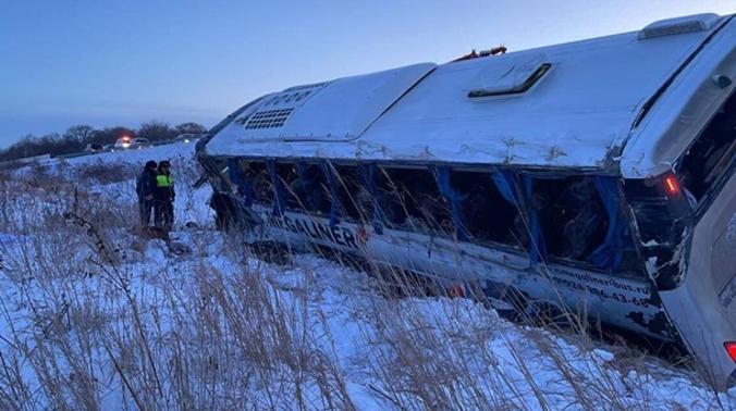 В Хабаровском крае перевернулся автобус с рабочими, имеются погибшие