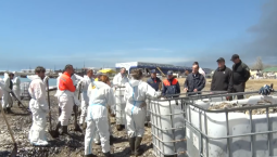 Разлив нефтепродуктов в Туапсе убирают 360 человек