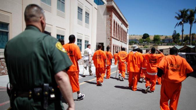 Тюрьмы США освобождают заключённых из-за COVID-19 