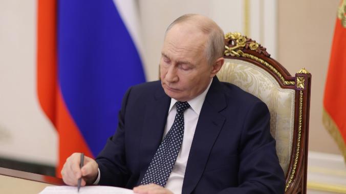 Владимир Путин поручил субсидировать топливо на полуострове