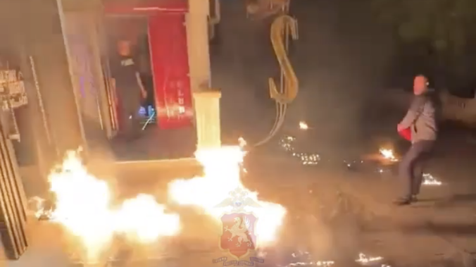 Мужчина пытался поджечь бар на площади Ушакова в Севастополе 