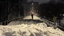 Трёхметровая гора снега появилась в центре Москвы