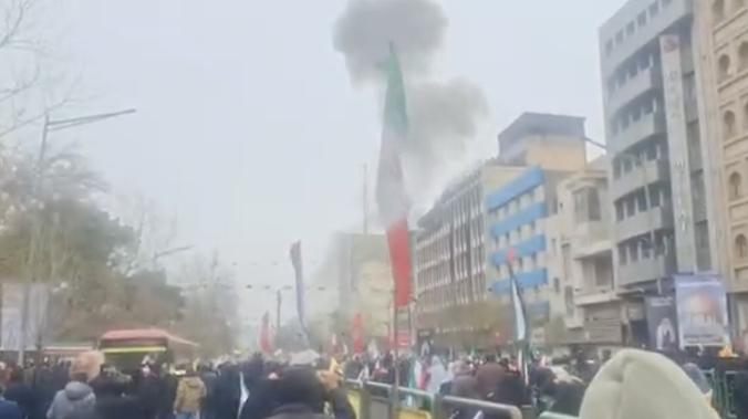 По Тегерану ударили во время массового шествия людей