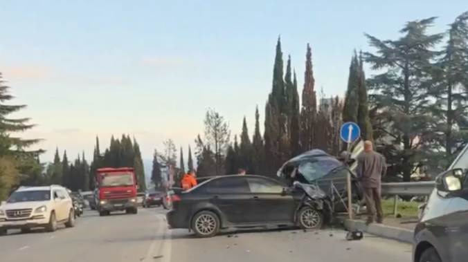 Автомобиль повис на отбойнике при ДТП в Крыму