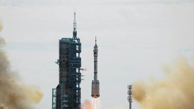 Китай отправил трех первых космонавтов на свою орбитальную станцию