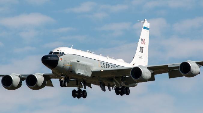 Пассажирский Airbus изменил курс из-за самолета ВВС США над Черным морем