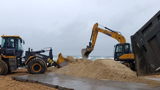 На пляже села Витязево тестируют качество песка