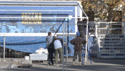 На пл. Нахимова идёт монтаж исторического автопоезда