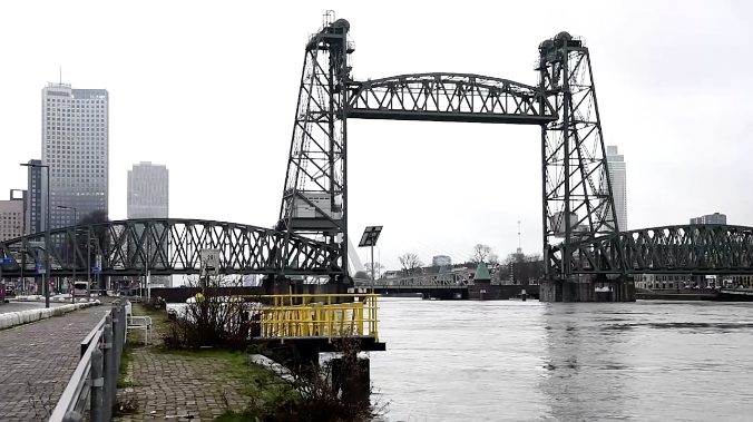В Нидерландах разберут мост ради яхты Безоса