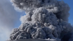 Вулкан Эбеко выбросил пепел на высоту 2,5 километра