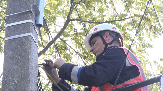 Во дворах домов на улице Охотской обновили освещение