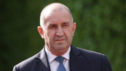 Премьер Болгарии назвал помощь Украине безрассудной 