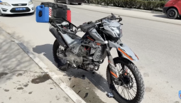 В Балаклаве мотоциклист врезался в Subaru и две припаркованные машины