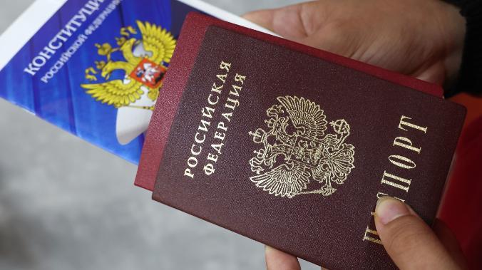 В Крыму переселенцам выдали 13 000 паспортов РФ