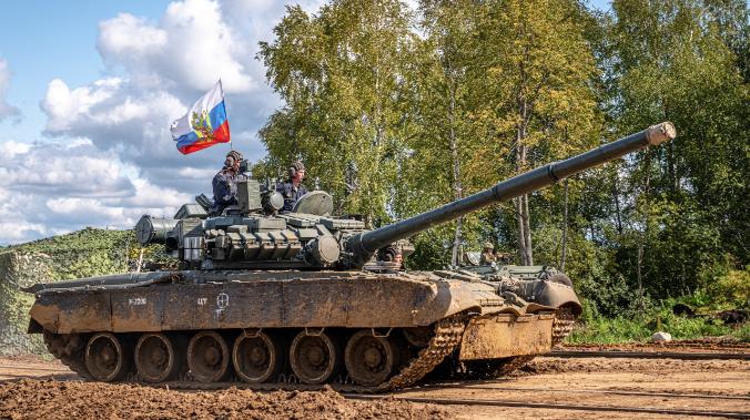 СМИ: Сотни российских танков перебросили на границу с Украиной 