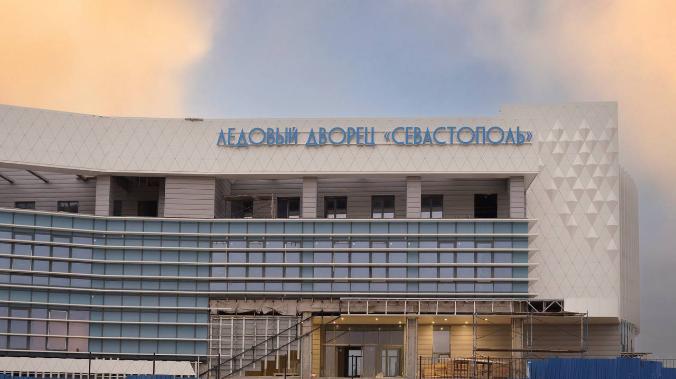 На новом катке Севастополя приступили к устройcтву ледового поля