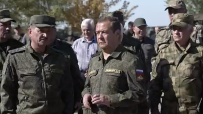 Медведев проверил испытания высокоточных ракет на полигоне Капустин Яр