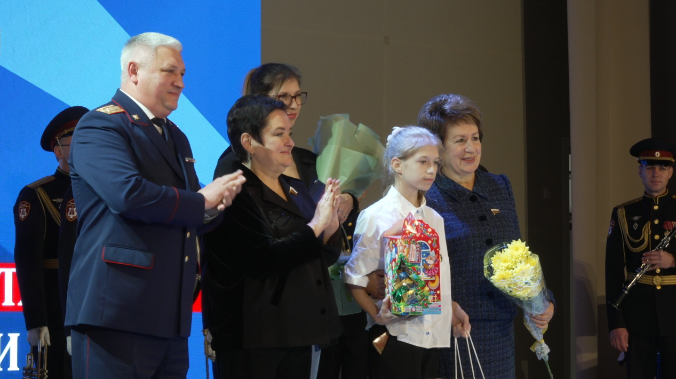 Совфед наградил юную Каролину за спасение братьев