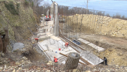 На улице Адмирала Макарова реконструируют подпорную стену