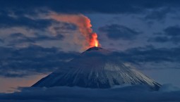 Вулкан Ключевской выбросил пепел на высоту 8 км